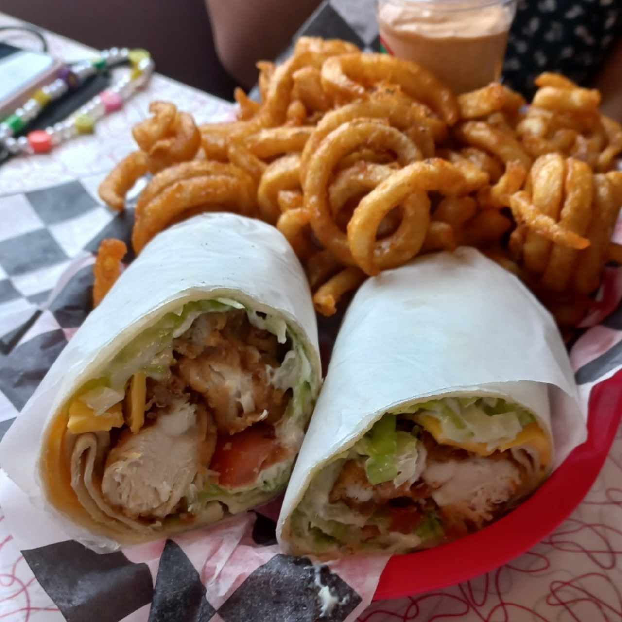 Chicken Wrap con Papas Curly