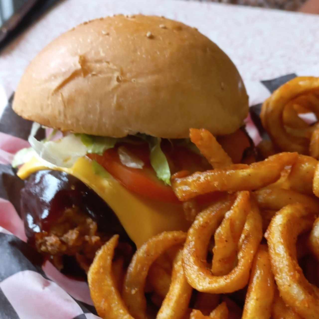 BBQ Chicken Burger con Papas Curly