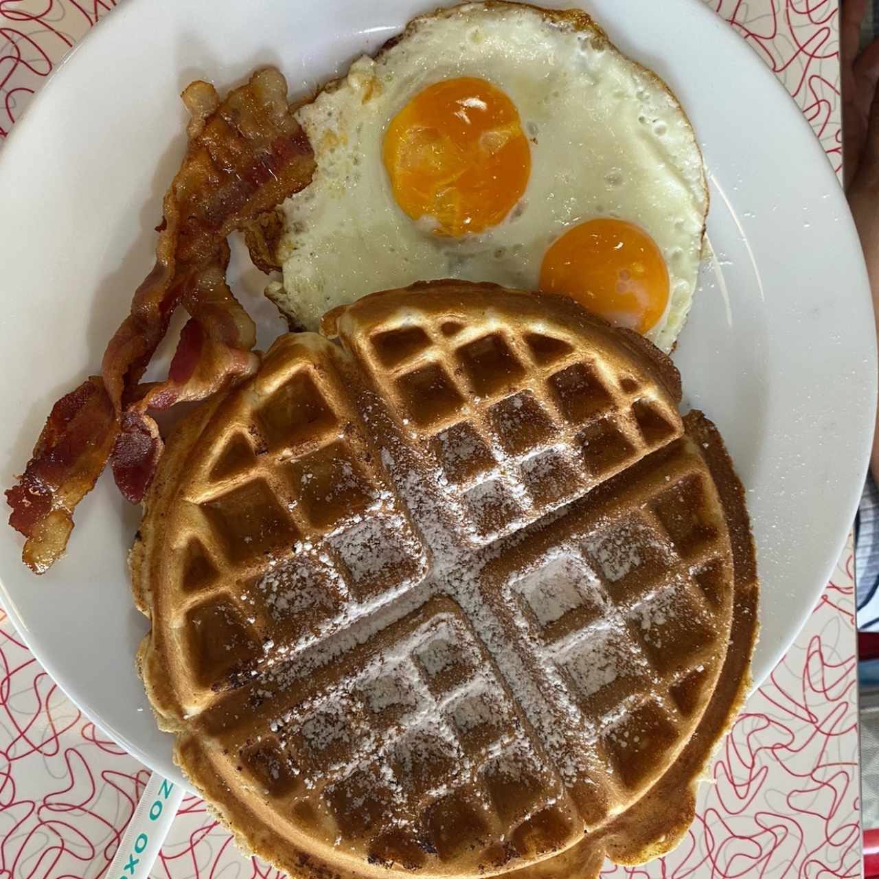 Huevos con waffle y tocino