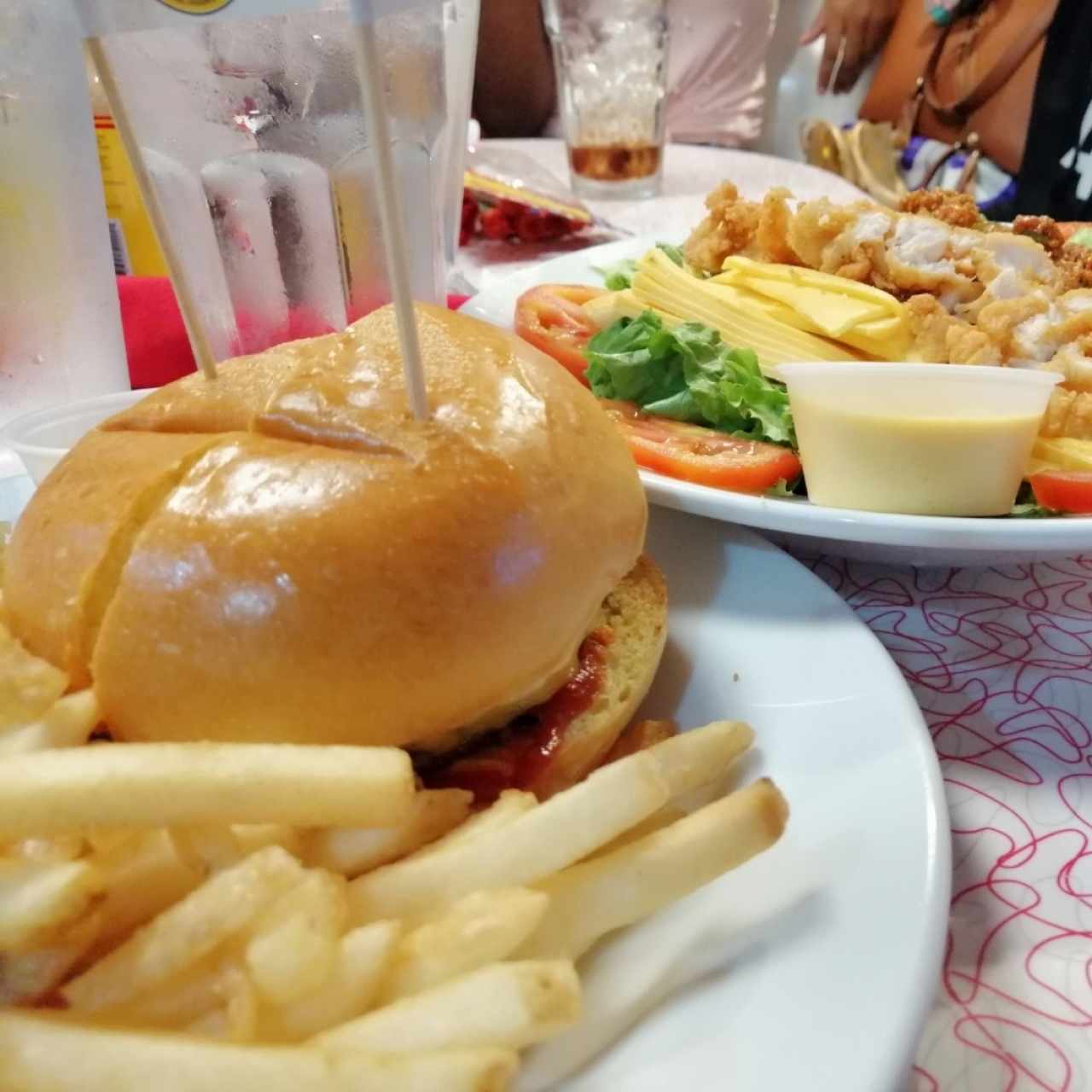 Ensalada Cesar con pollo y carne, hamburguesa