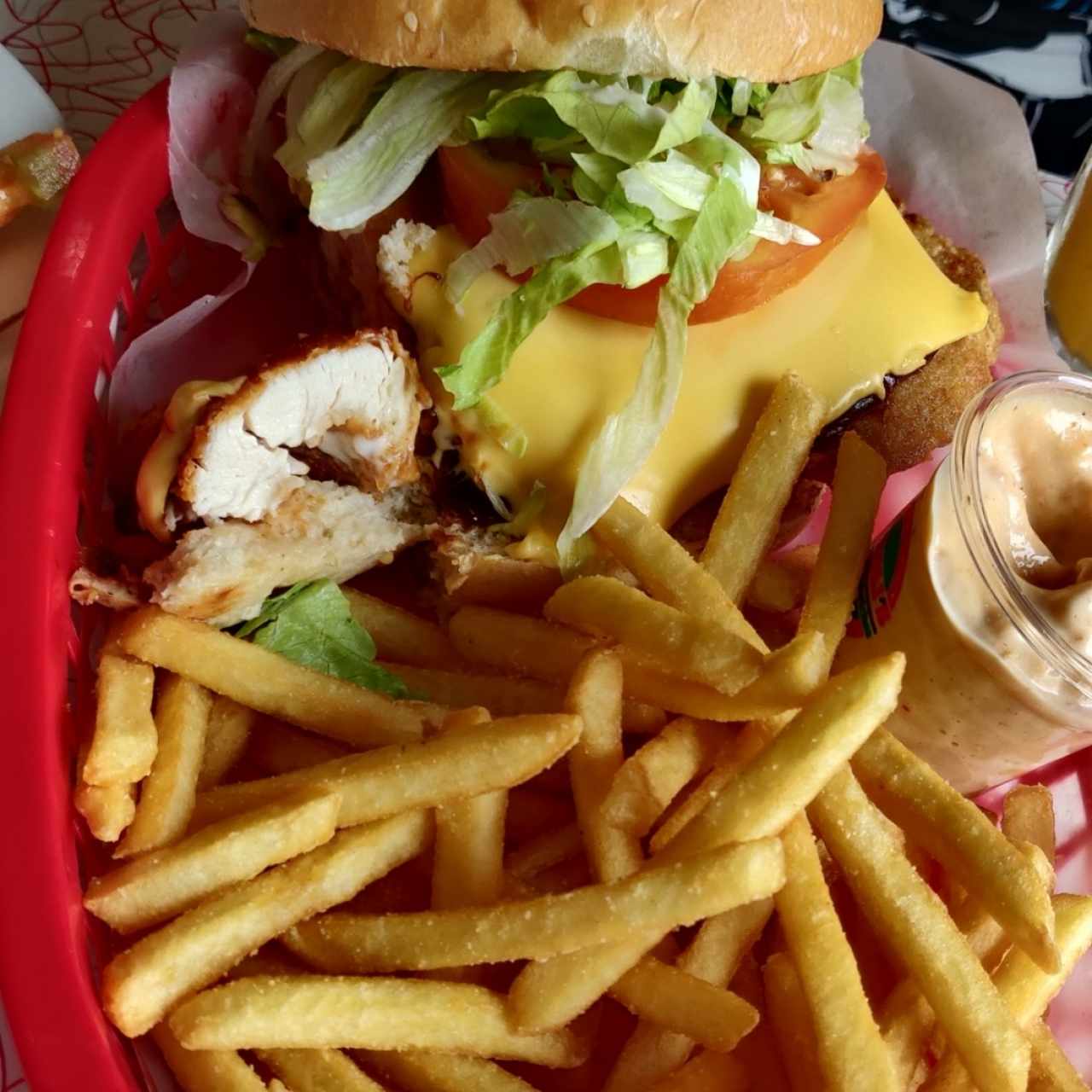 Chicken Burger con Papas Fritas