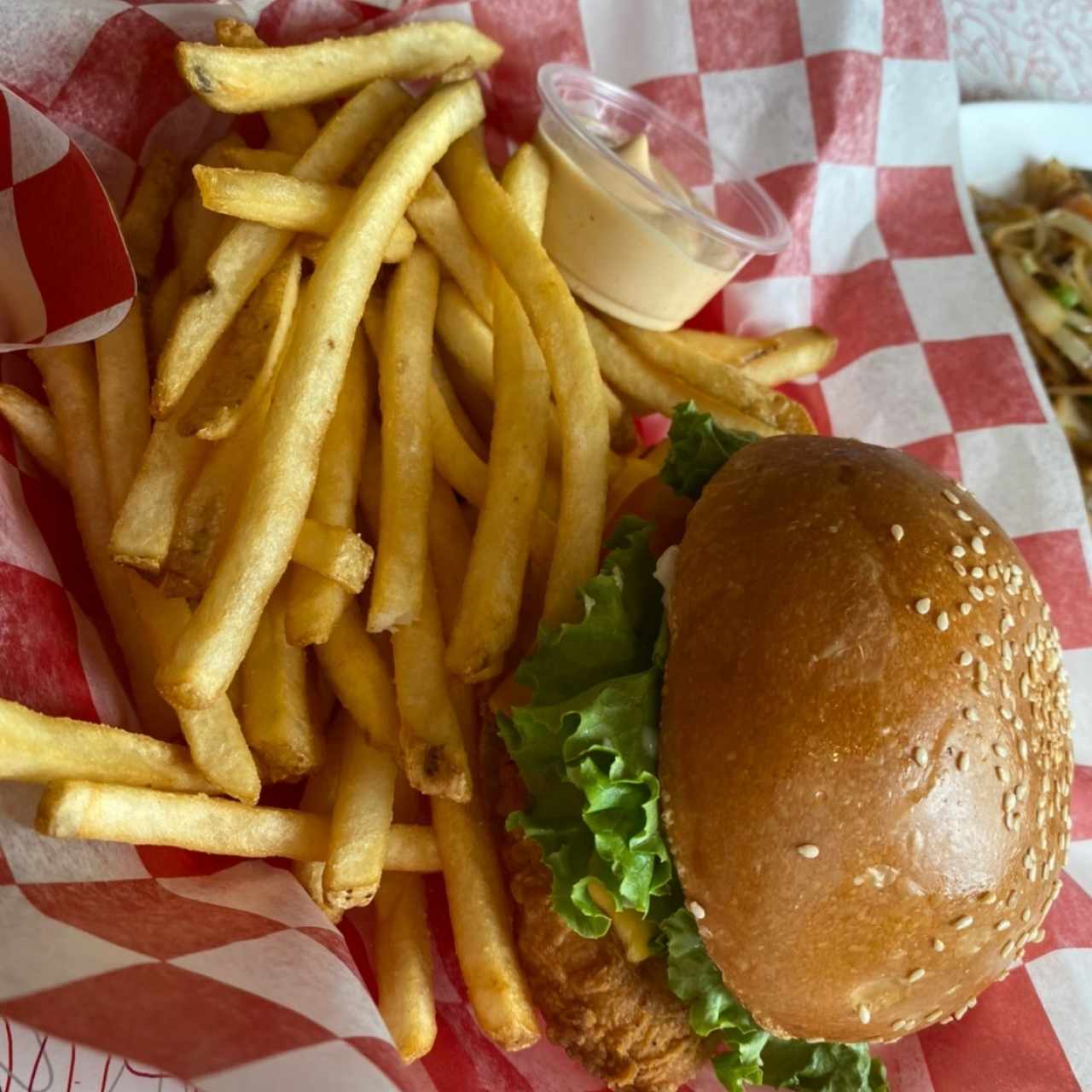 Chicken Burger con Papas Fritas