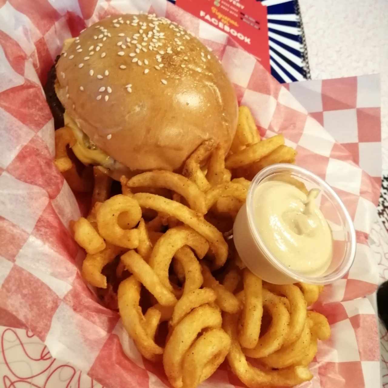 Crazy Crunchy Bacon con Papas Fritas.
La hamburguesa más triste que he probado en mi vida, la carne insípida, la salsa ❌, el pan se desbarata todo y las papas con abundante aceite, la soda con tanto hielo que al final es agua saborizada. 