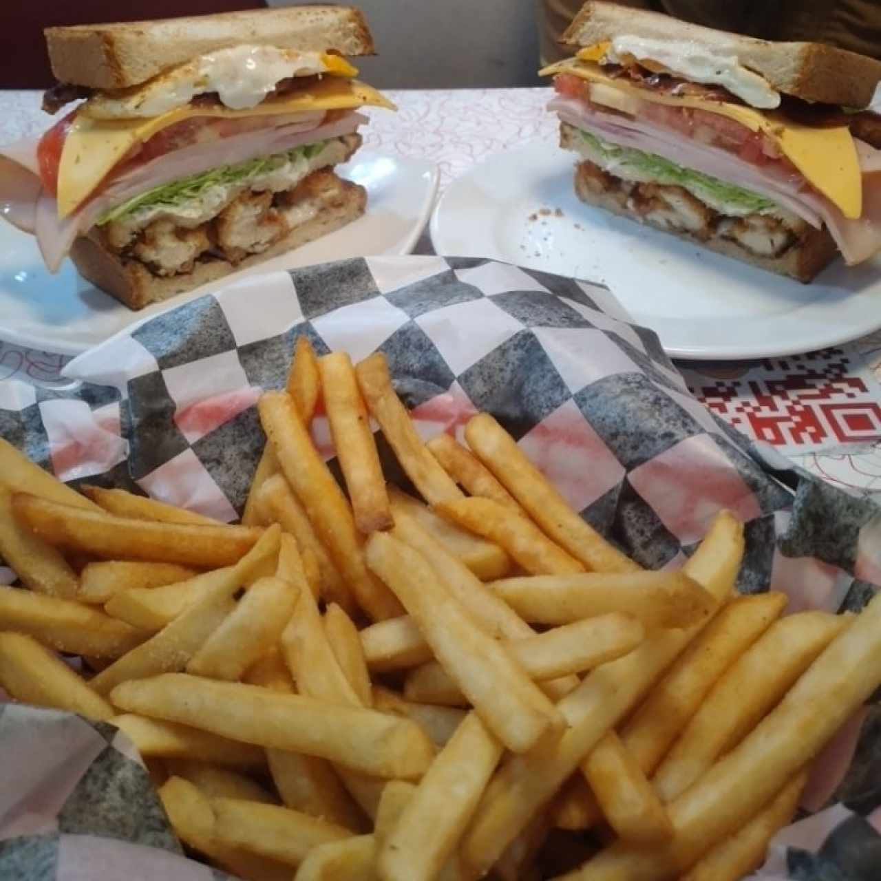 Club Sandwich con Papas Fritas