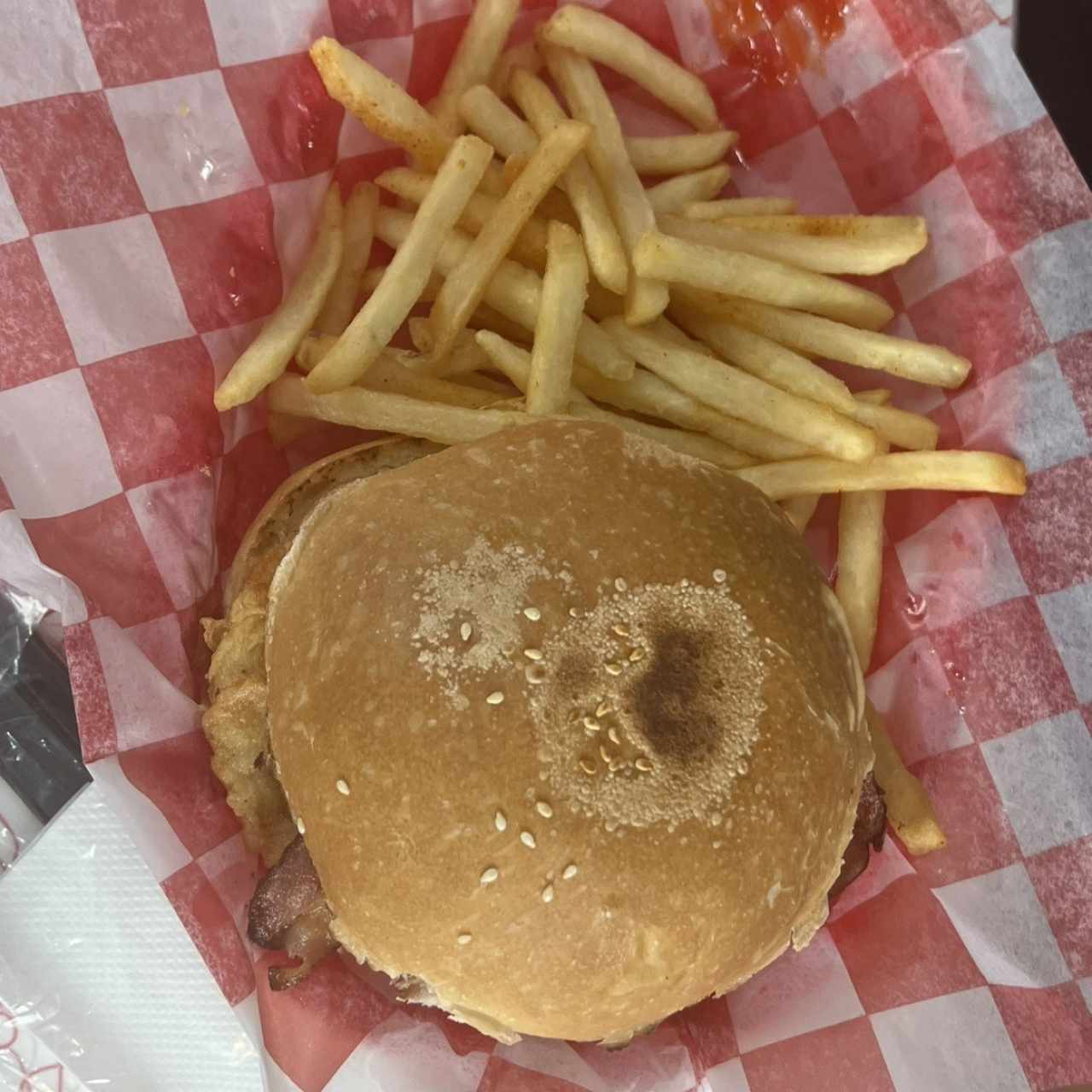 Chicken Burger con Papas Fritas