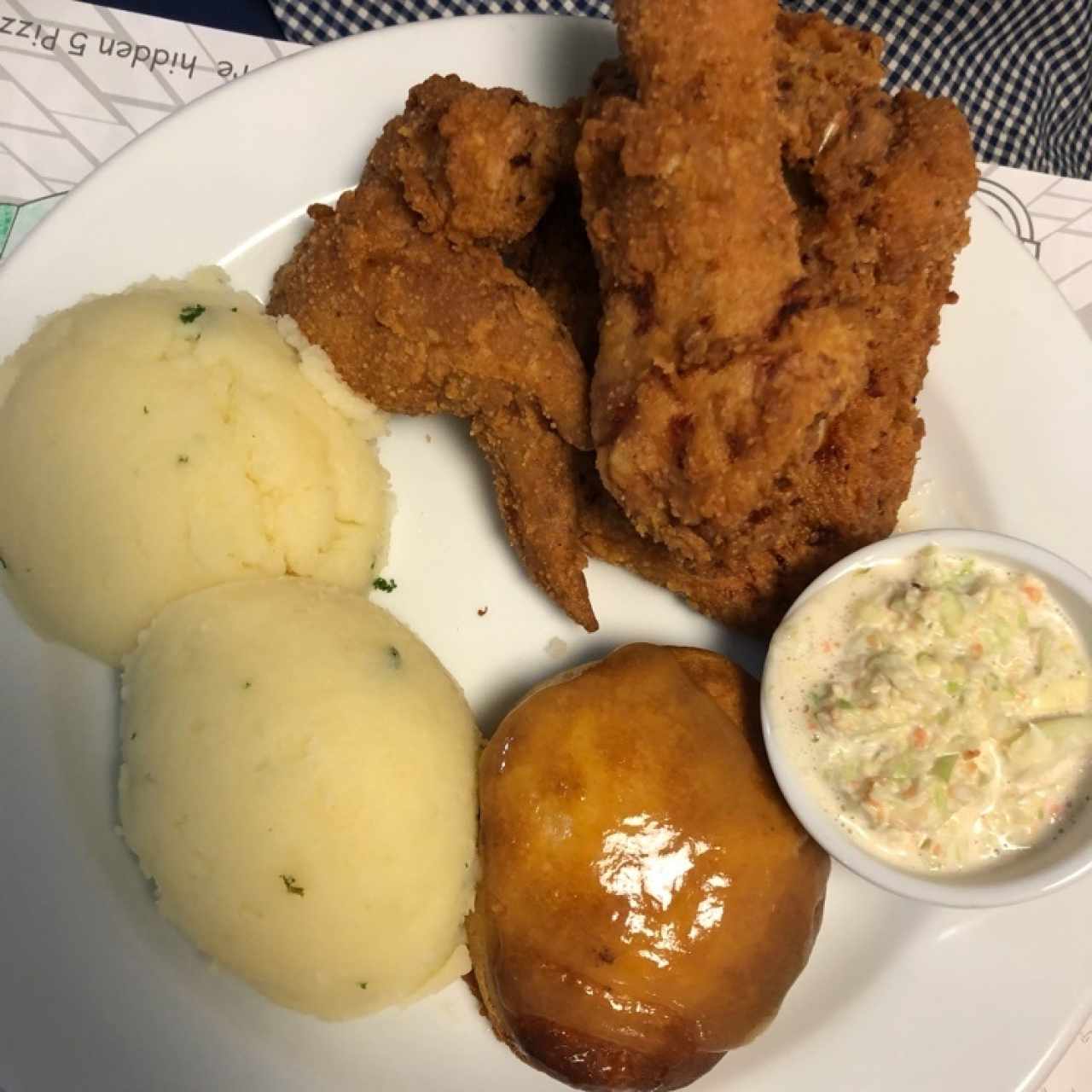 Pollo frito con biscuit, pure de papa y coleslaw salad 