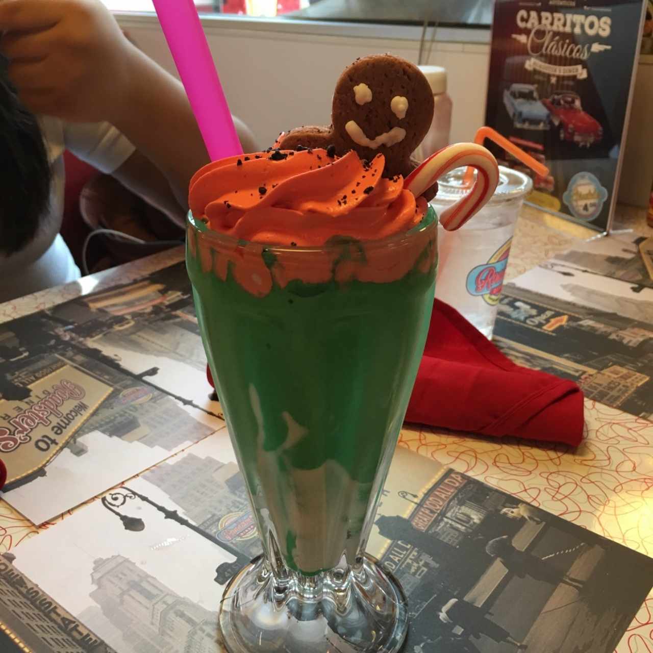 milkshake navideño( base com helado de rom con oasas, mantequilla de mani y malvas. Decorado con galleta de gengibre y caramelo de menta