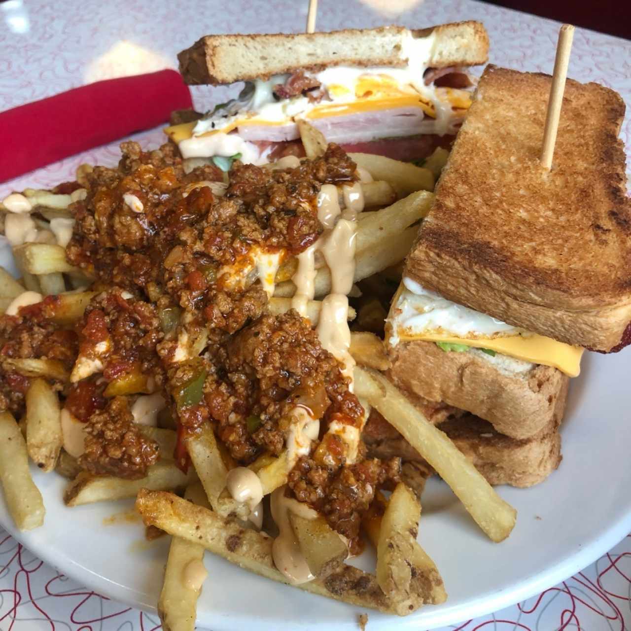 club sandwich con papas a la boloñesa