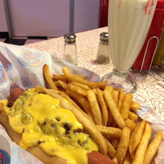 Chilidog con queso y bacon con Shake de Vainilla