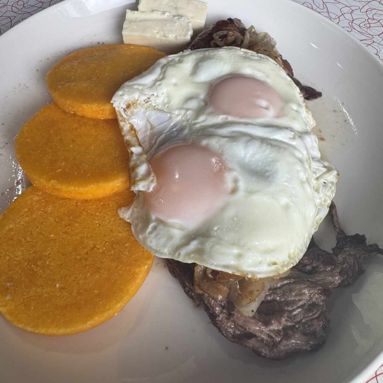 Bisteck encebollado a caballo