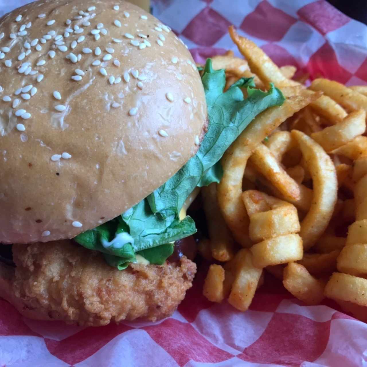 BBQ Chicken Burger con Papas Fritas