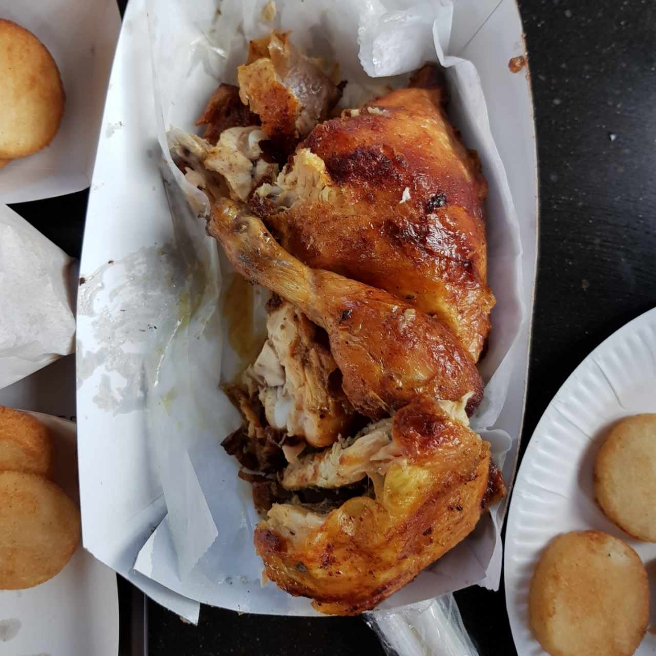 Pollo asado con arepitas fritas