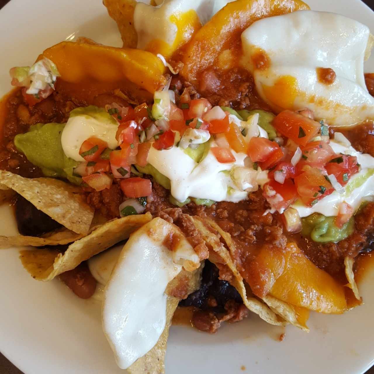 Media orden de nachos con chili y carne