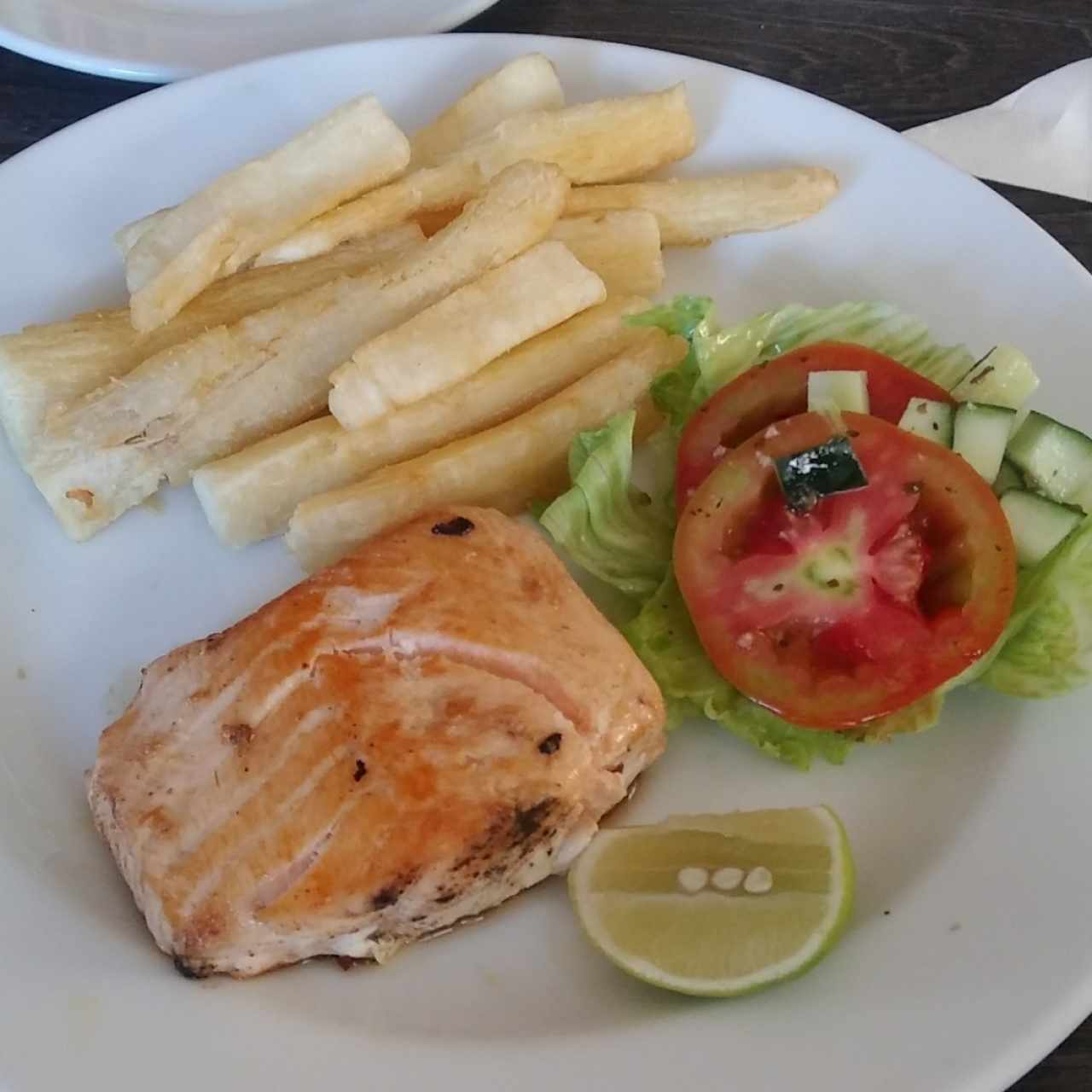 Salmón a la plancha, yuca frita y ensalada verde.