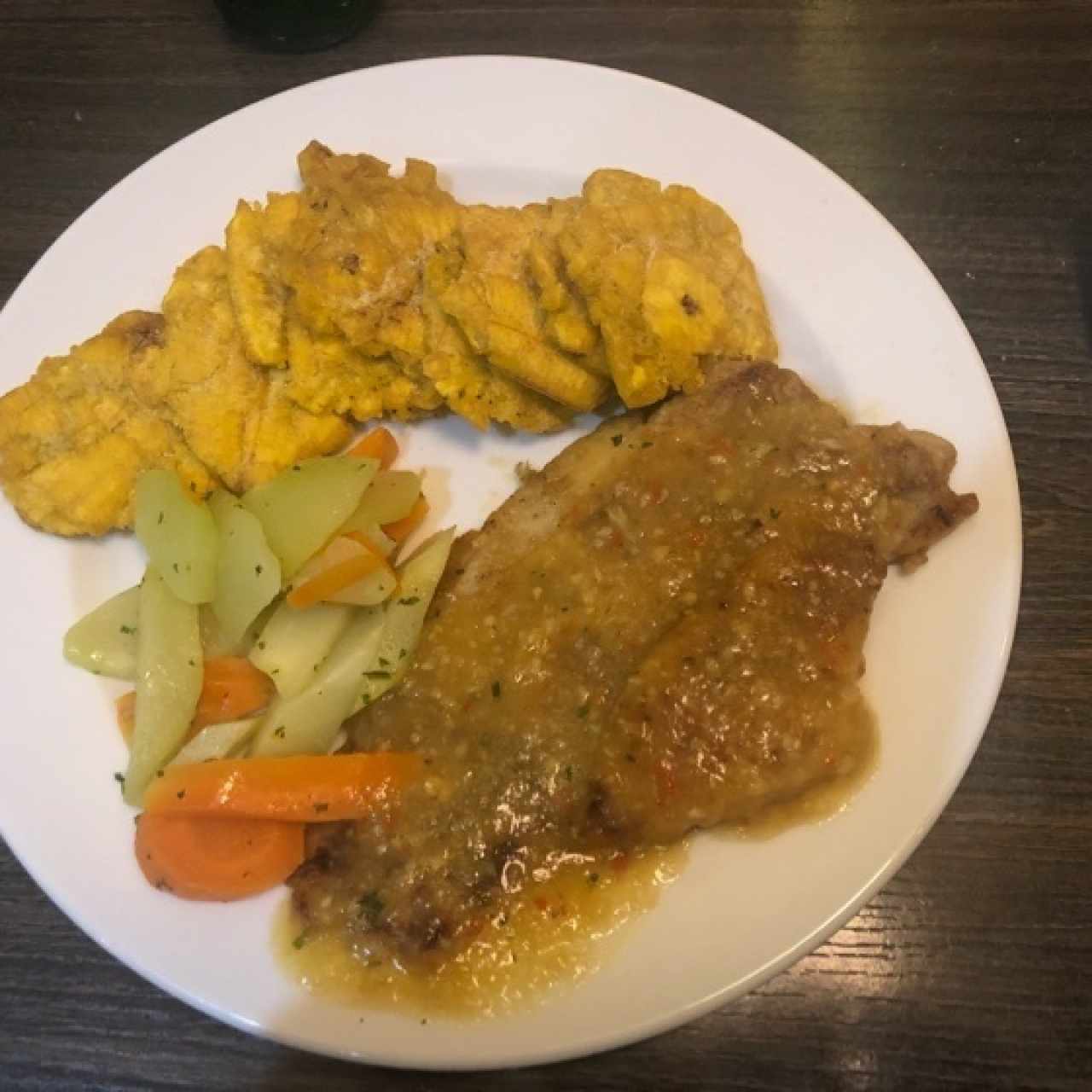 Filete de corvina al ajillo