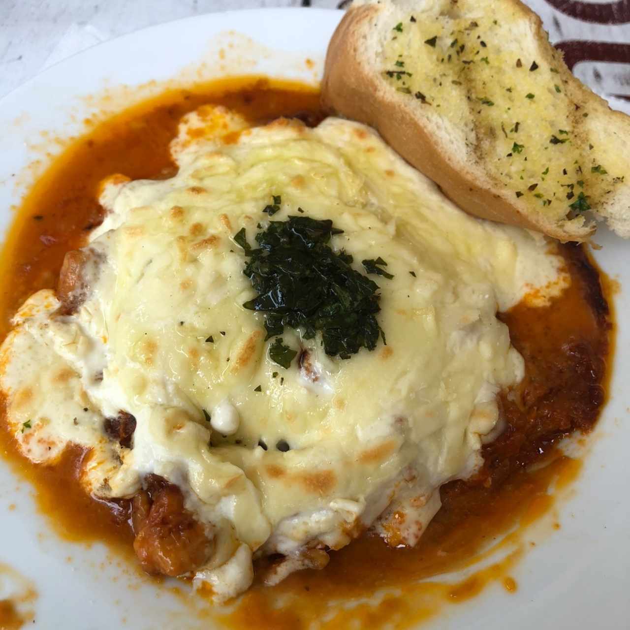 Lasagna de Pollo Con Pan de Ajo