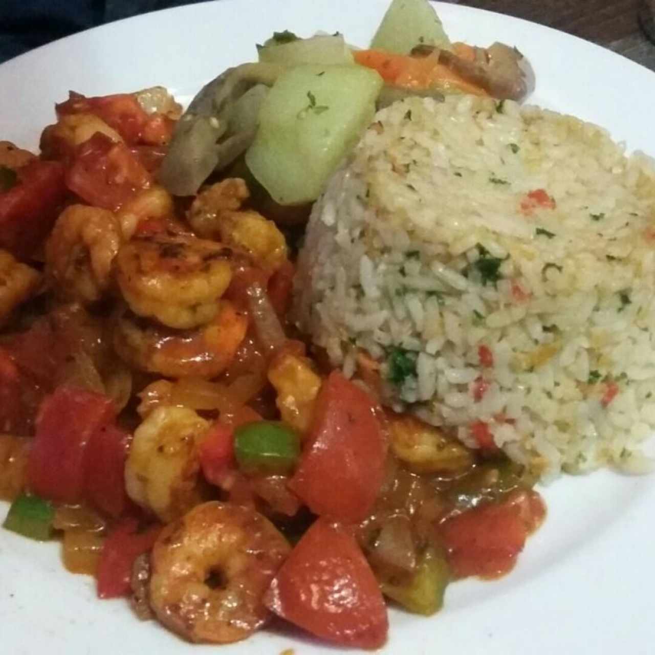 Camarones en salsa criolla, acompañado de arroz Pencas y vegetales al vapor