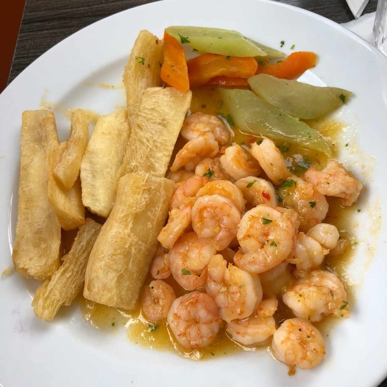 Camarones al ajillo con Yuca