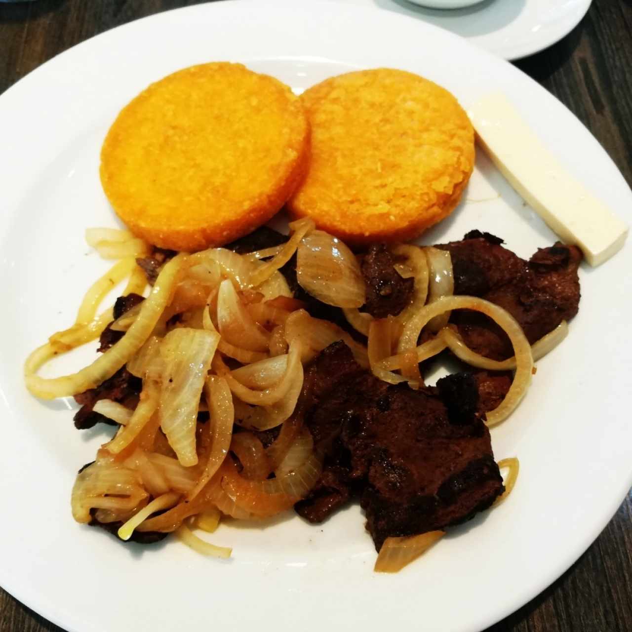 Bistec de hígado encasillado, con tortillas, queso blanco, café y jugó