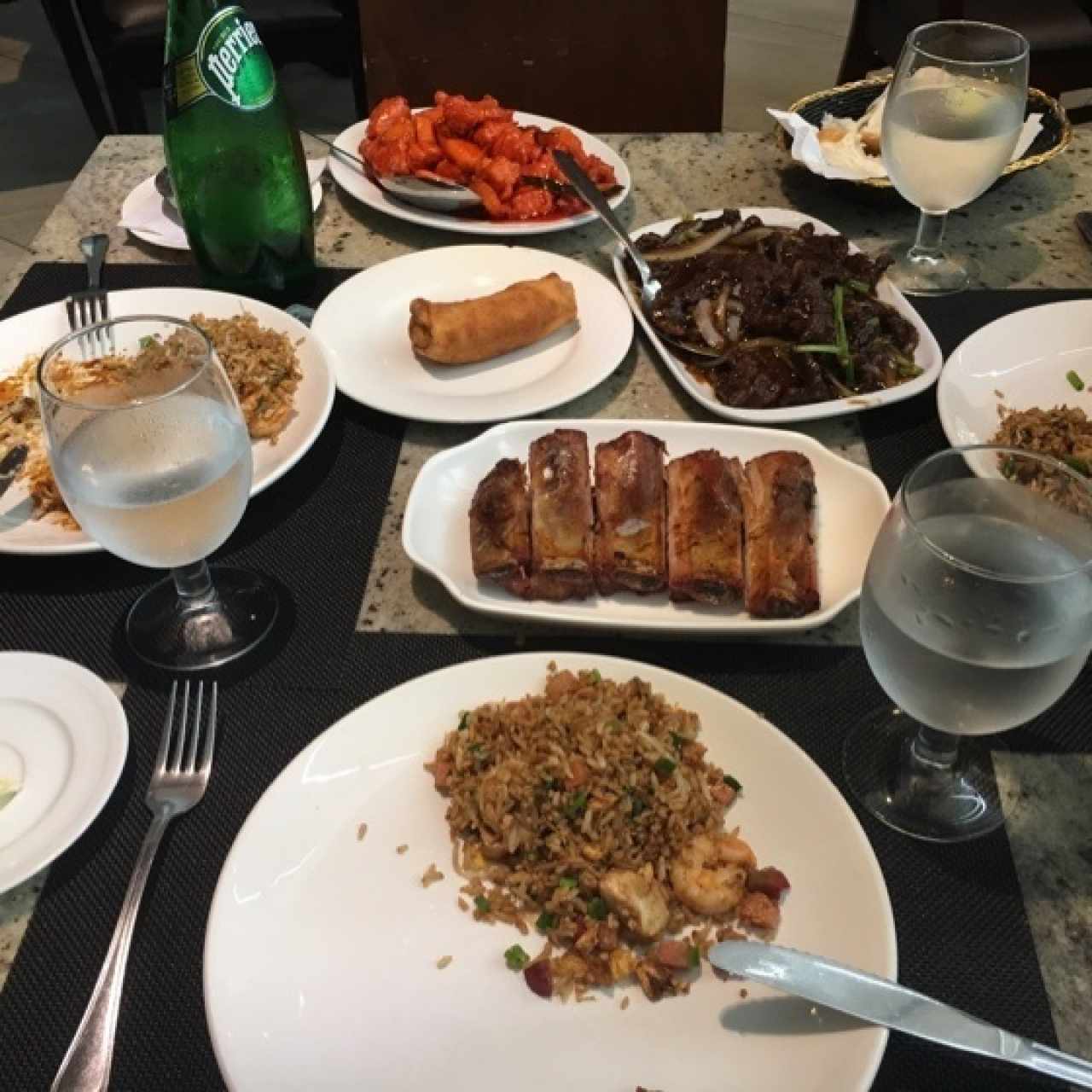 pollo agridulce, Mongolian beef, arroz especial cantonés y lumpias. 