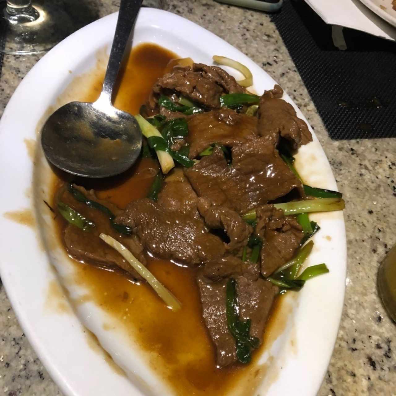 Carne con salsa de soya y hojas de mostaza