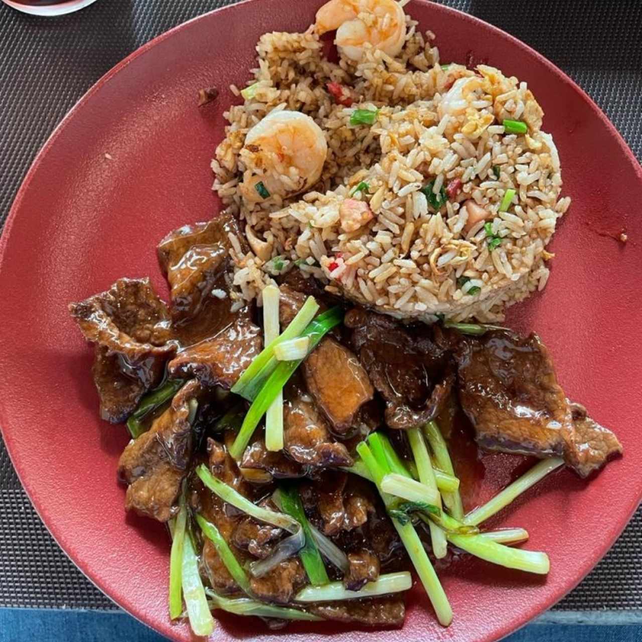 Arroz Frito con Carne Guisantes y Lechuga