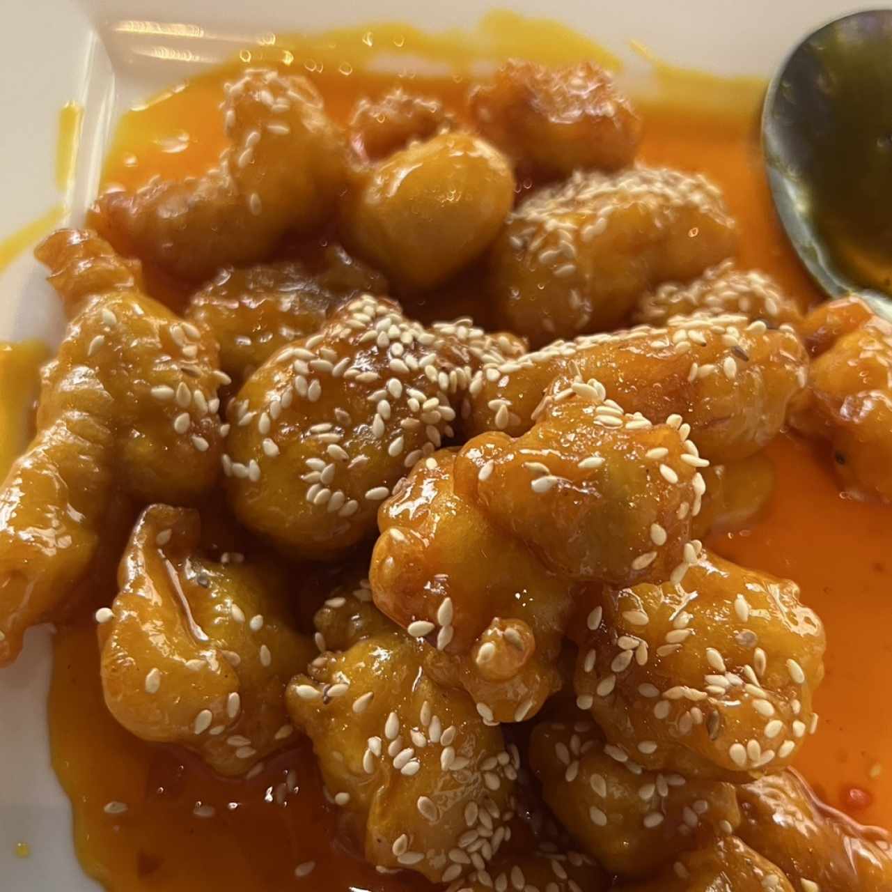 Pollo al Ajonjolí con Salsa Semidulce