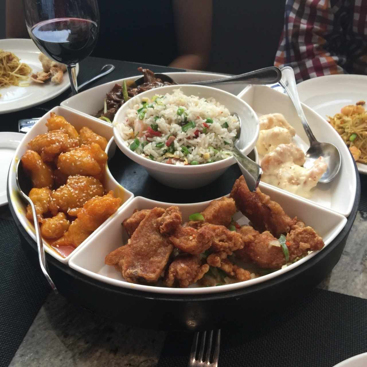 Plato de degustación: Incluye un pollo miel, carne a la mongolia, langostinos en salsa especial del chef (mayonesa), chuleta sal y pimienta, y una porción de arroz o fideos a elegir