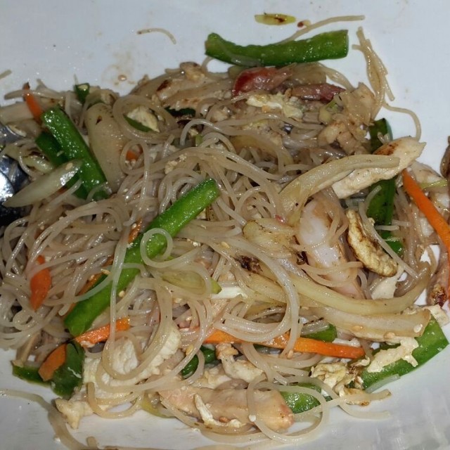 Fideos de arroz con camarones, puerco y vegetales