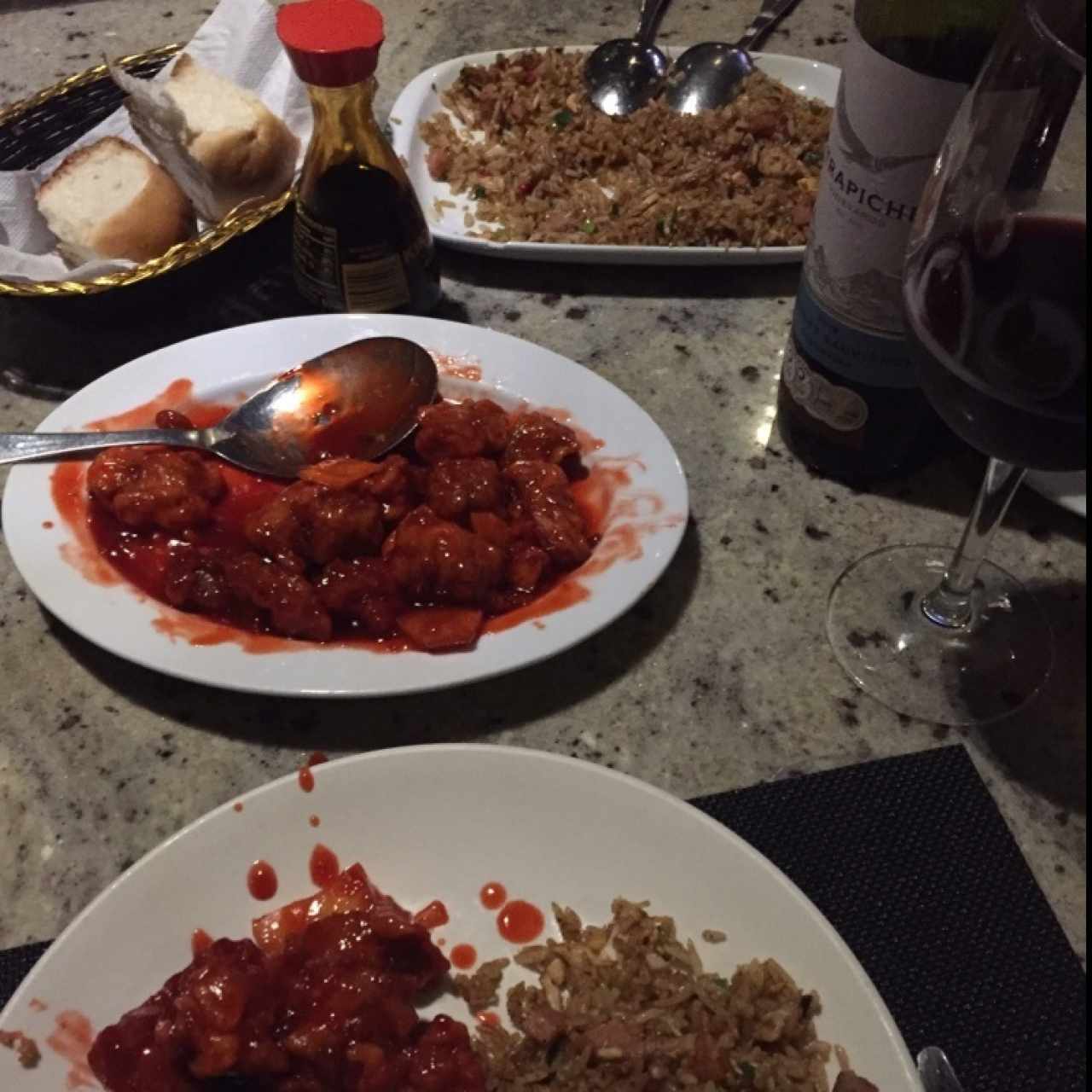 Arroz cantonés, puerco agridulce y vino