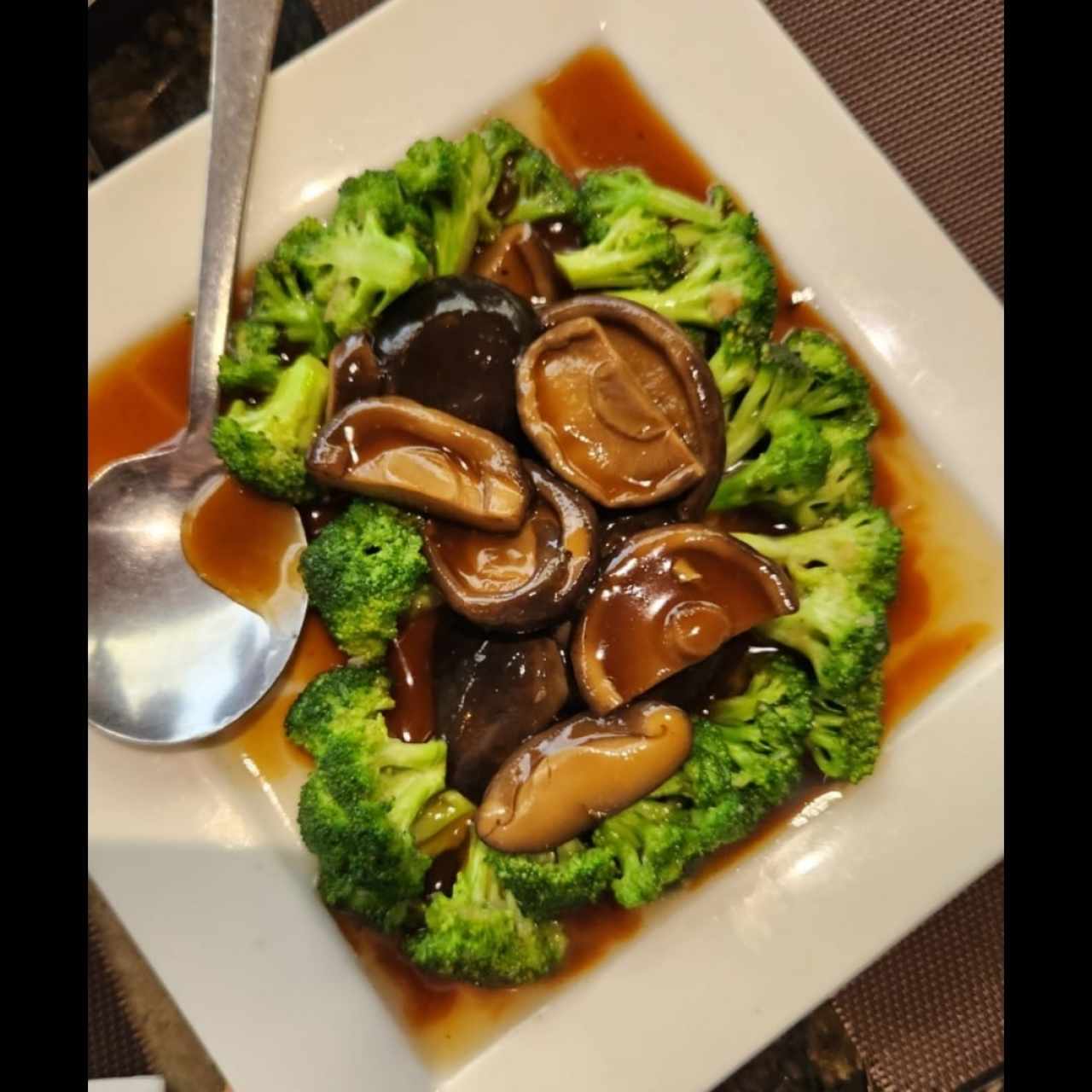 Brócoli y Hongos Negros en Salsa de Ostras