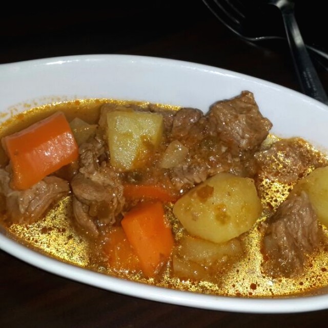 Carne guisada con papas y zanahoria.