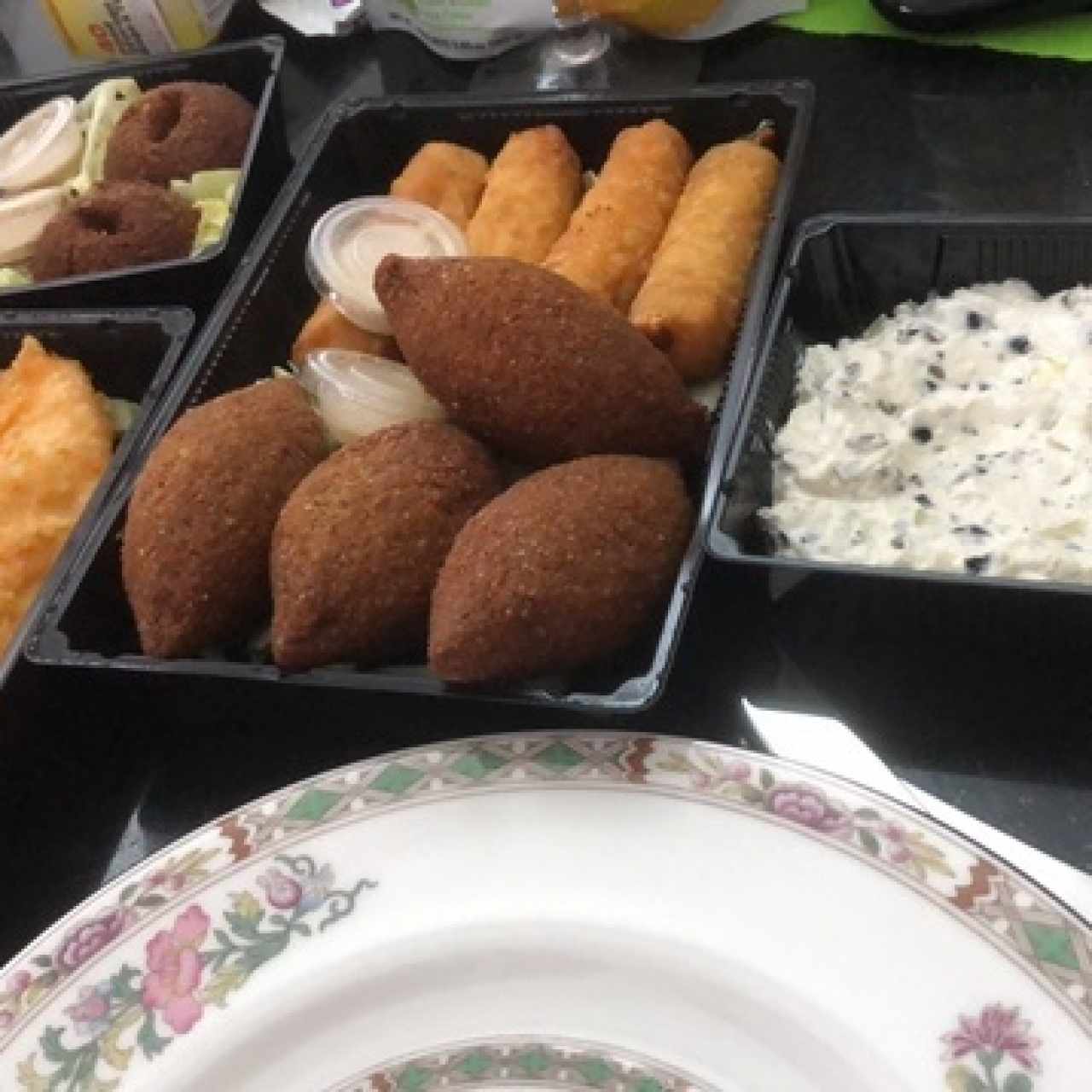 kibbes, falafel, berenjenas, tzatziki