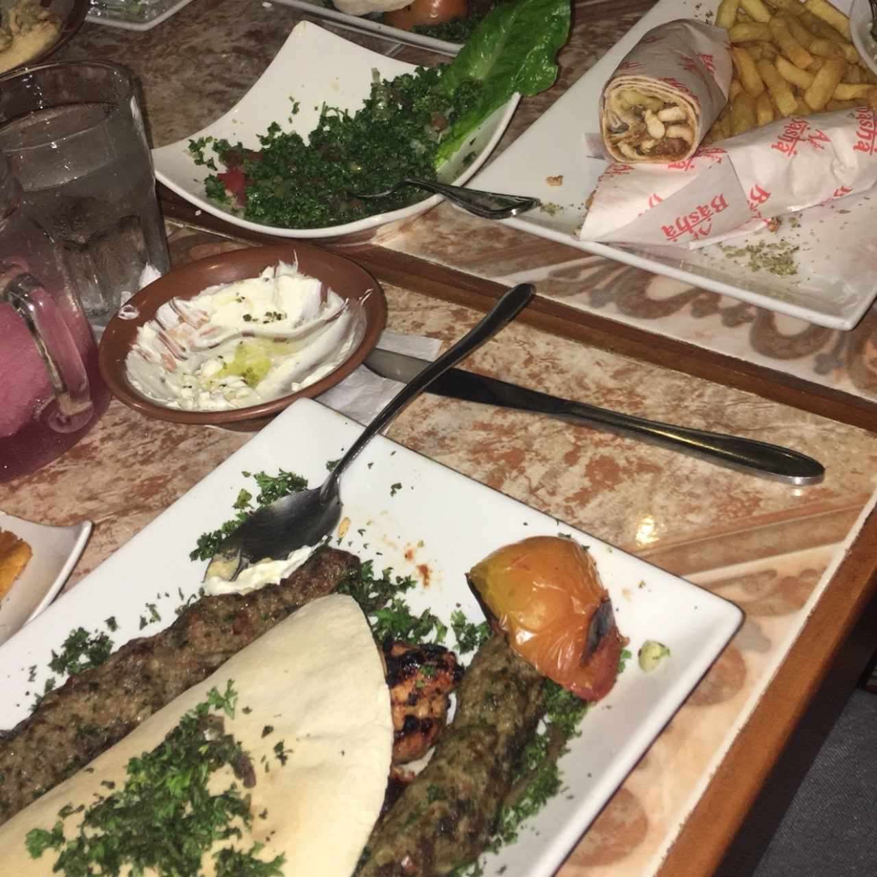 Mixto de carnes (kafta, res y pollo), tabouli, shawarma de pollo y dip de yogurt.