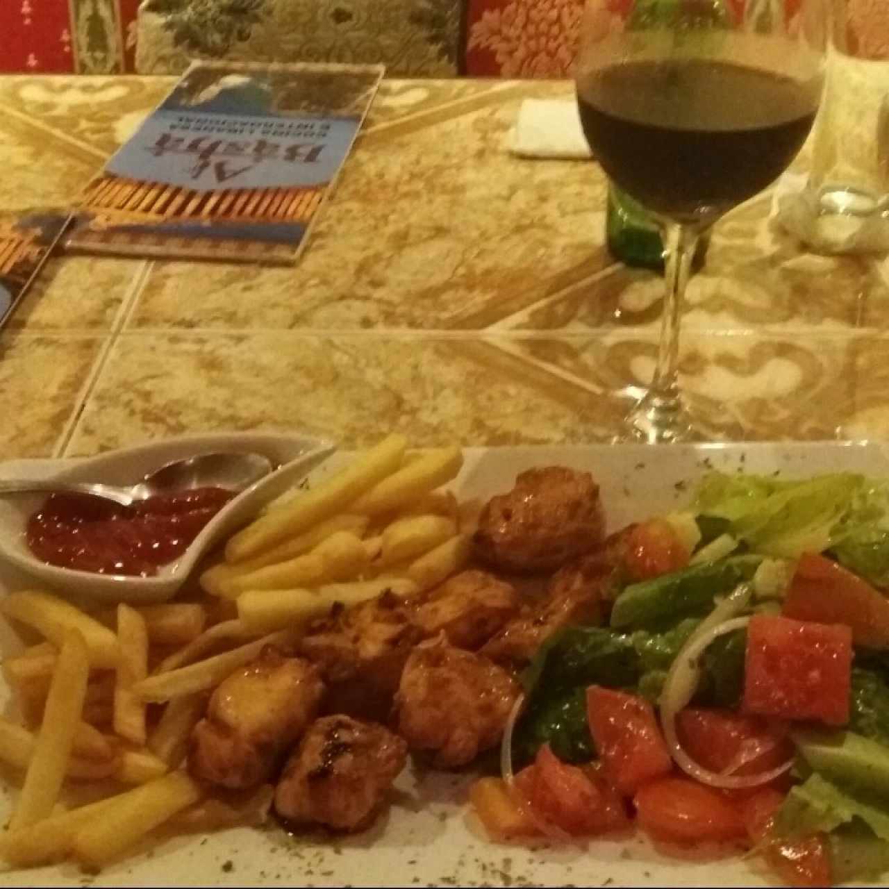 Shish Taouk, papas, ensalada Libanesa. y una Copa Malbec de Luigi Bosca