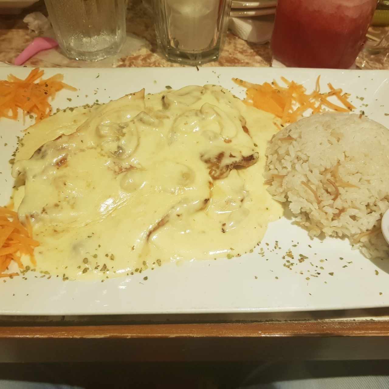 Filete de pollo en salsa blanca con champiñones