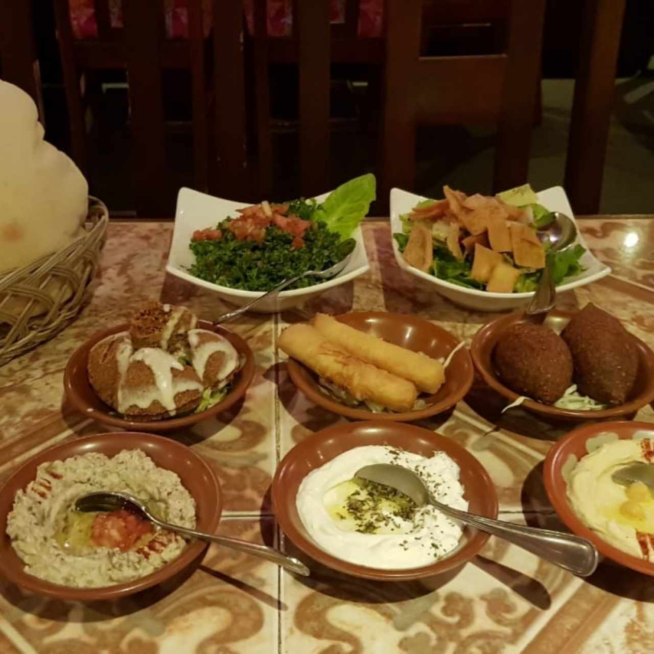 Mesa libanesa para 2 y falta en la foto el plato de Carnes