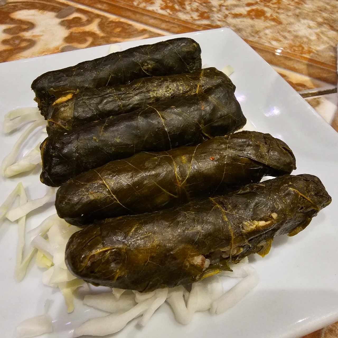 Hojas de uva rellenas de arroz y carne