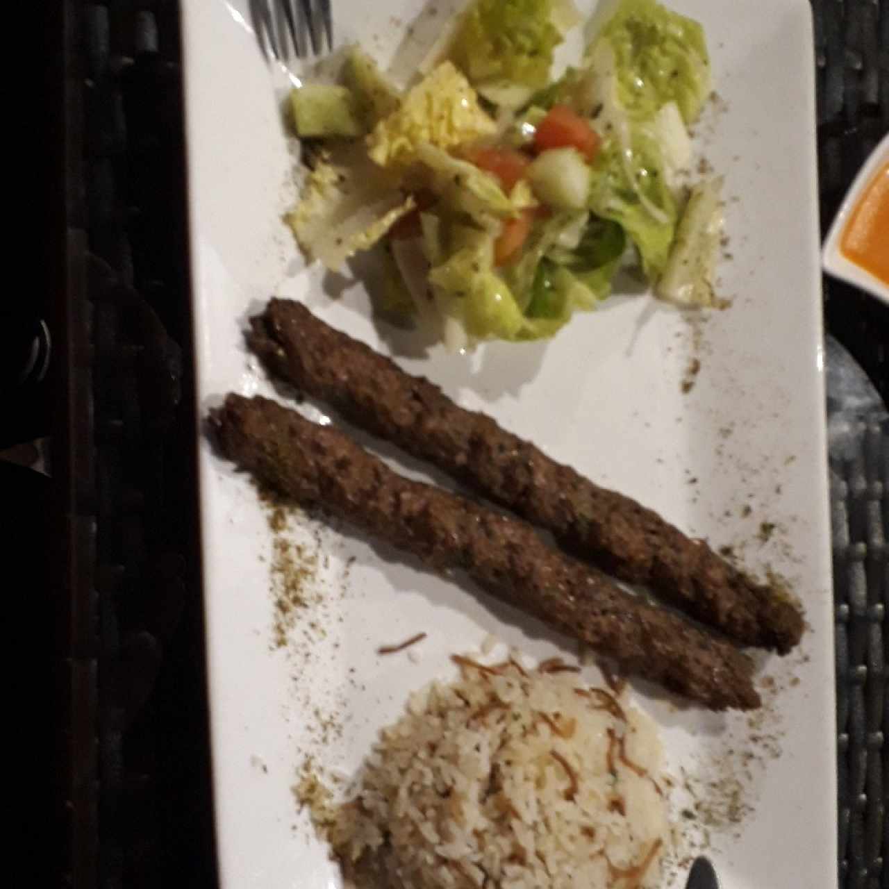 kafta de cordero con arroz y ensalada