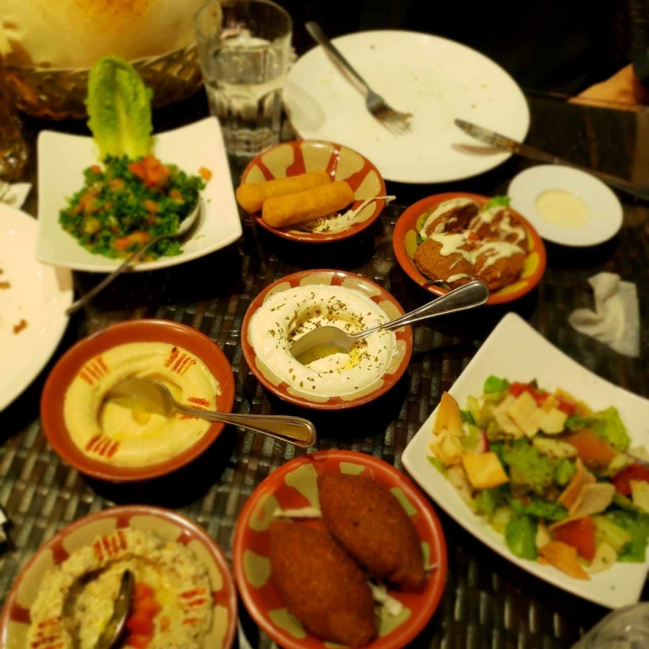 Mesa Libanesa (Kibbe, Hummus, Ensalada Fatus, Falafel, Crema de Berenjenas