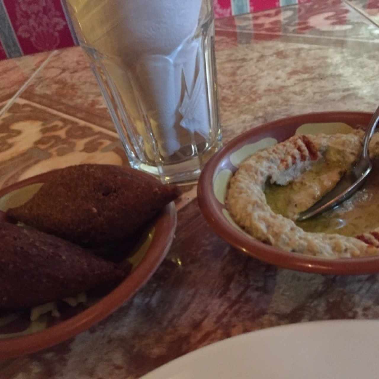 mesa libanesa: kibbe y y hummus