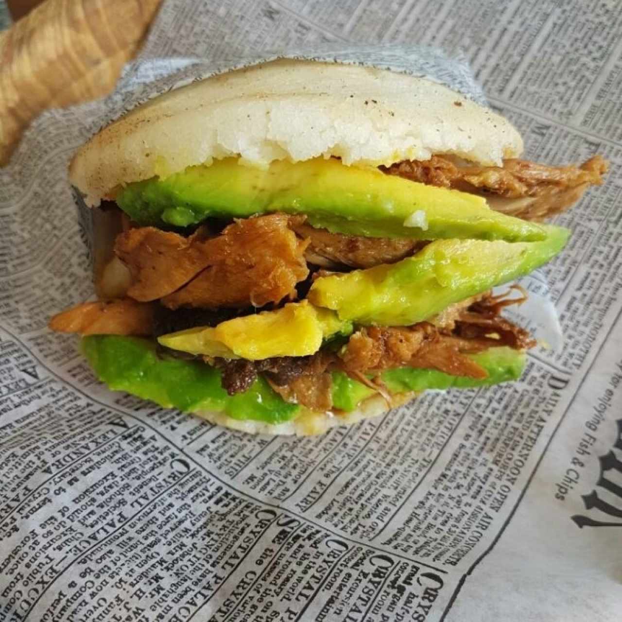 arepa de pernil y aguacate 