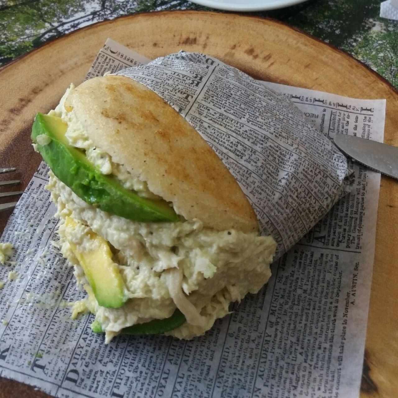 arepa de ensalada de aguacate y pollo 