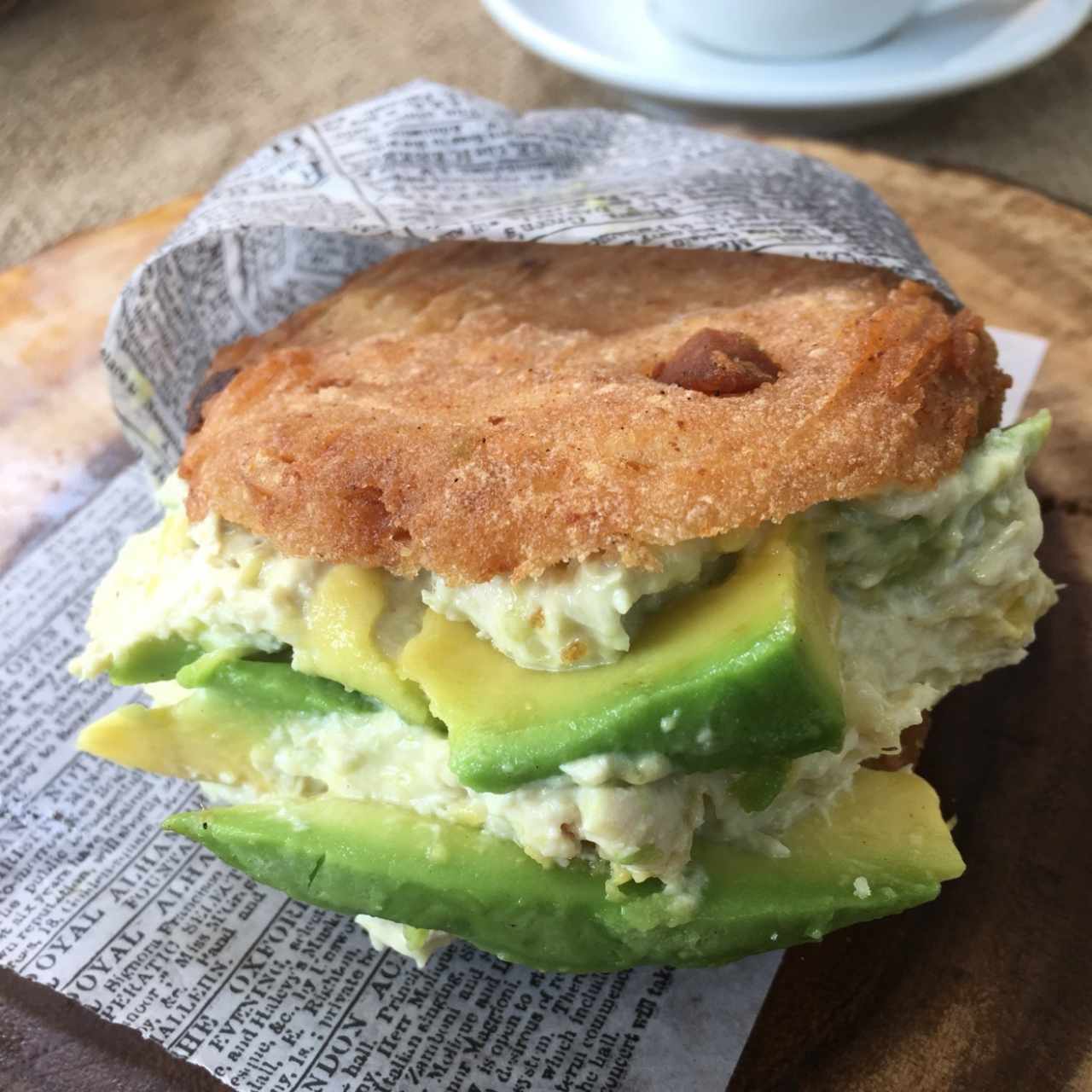 Arepa de Chicharron con ensalada de pollo y aguacate