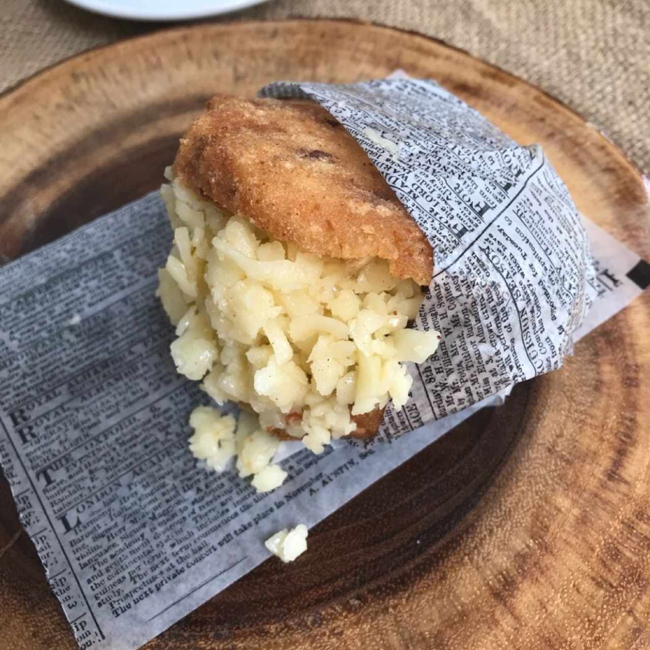 Arepa de chicharrón con queso Gouda y Chorizo tableño