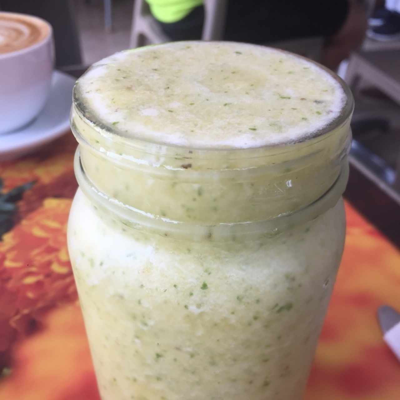 Jugo de piña con yerbabuena