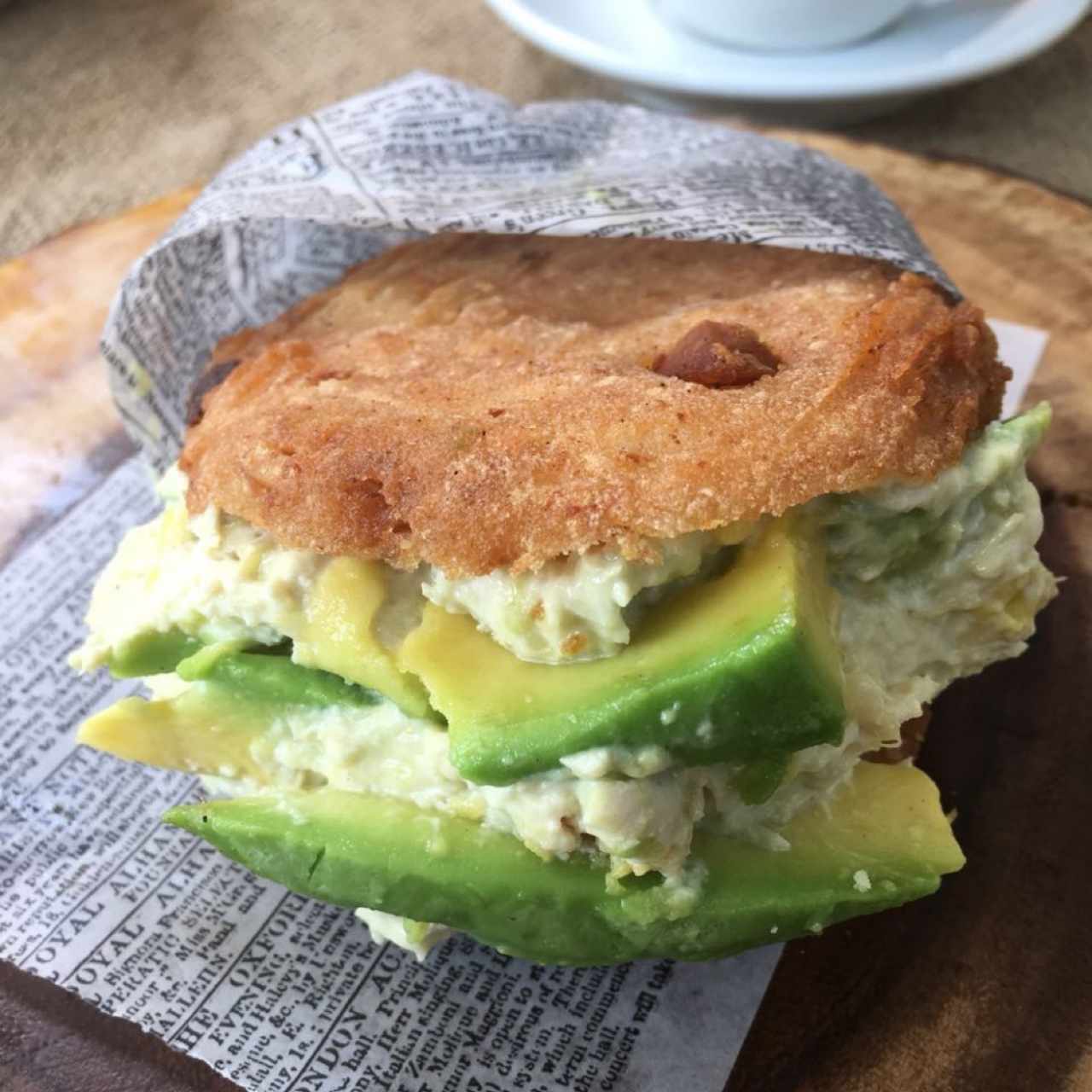 Arepa de Chicharron Frito, con ensalada de Aguacate Chiricano y Pollo