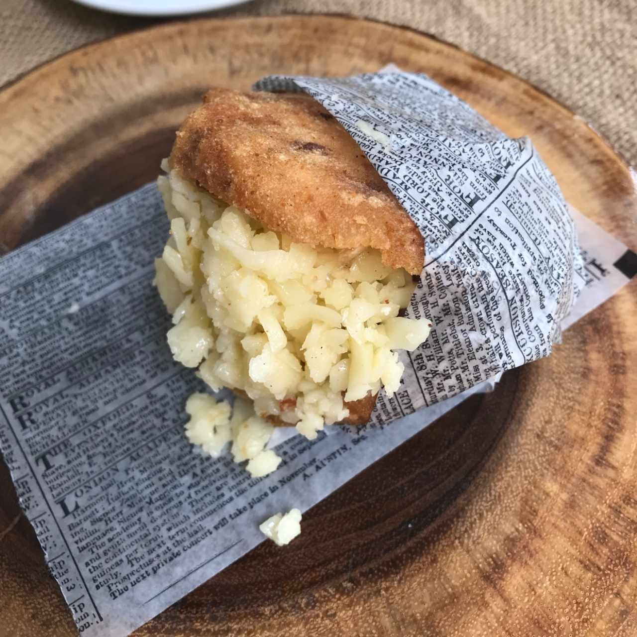 Arepa de Chicharron frita, rellena de Queso Gouda y Chorizo Santeño. 