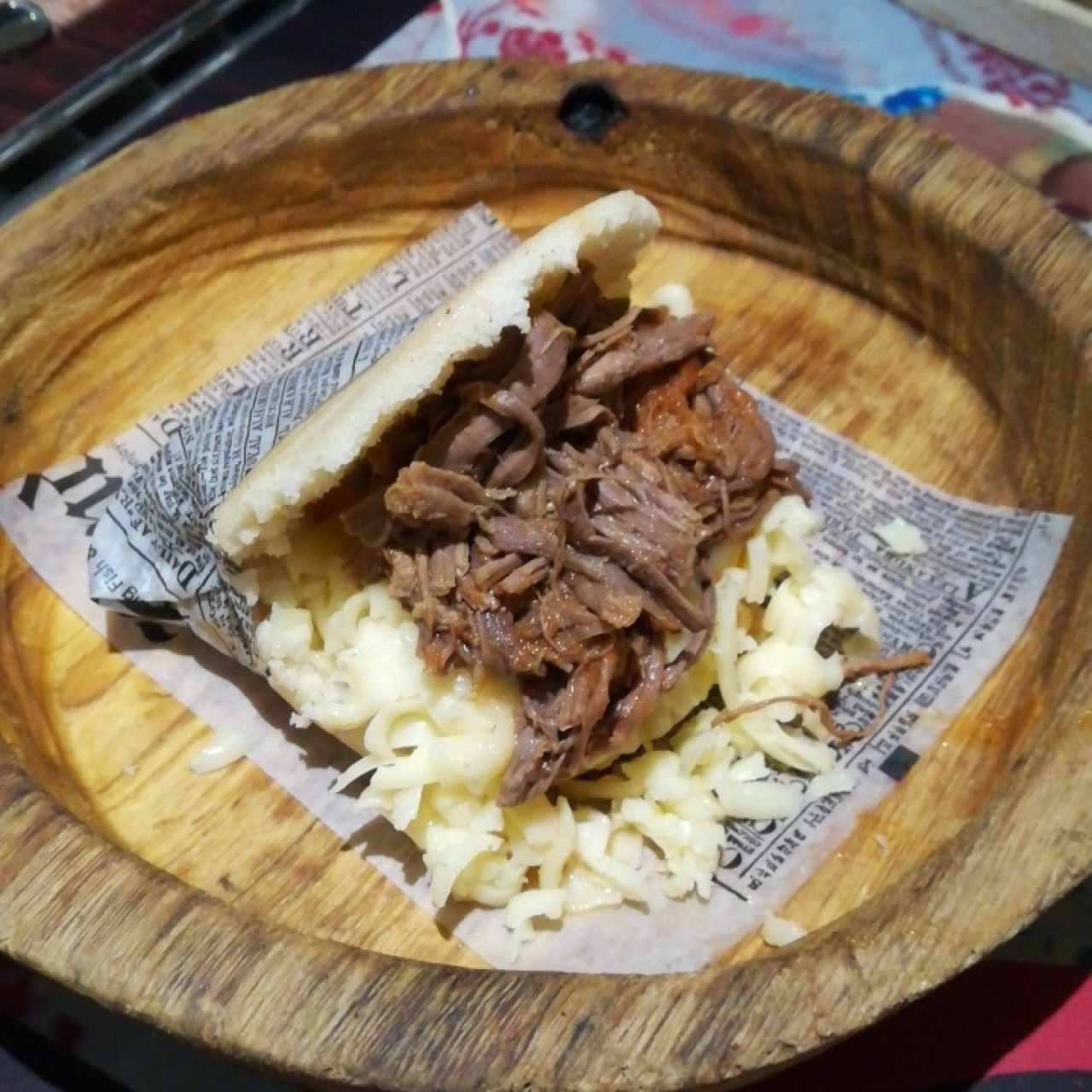 Arepa de ropa vieja con queso