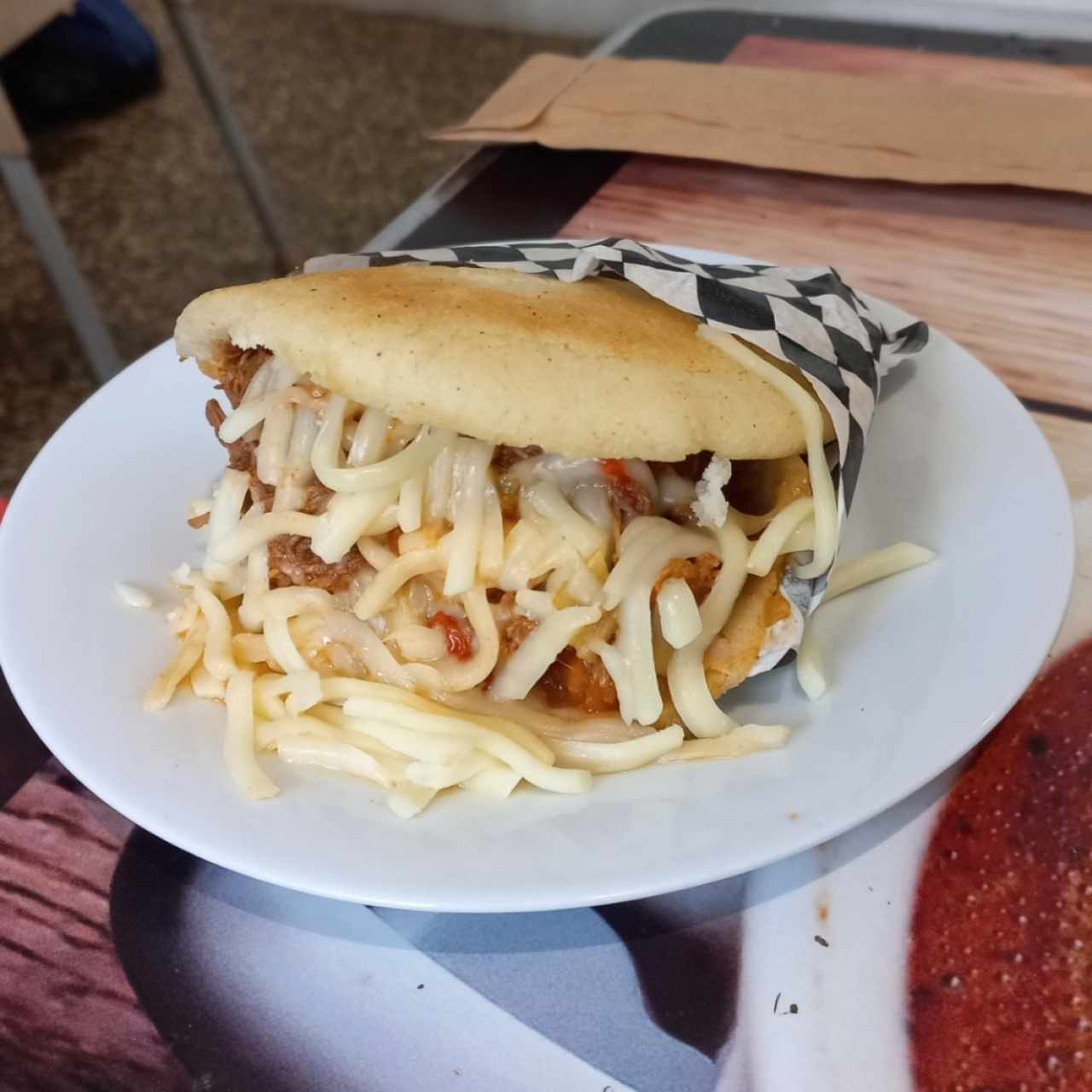 Arepa de Ropa Vieja y Queso Guado